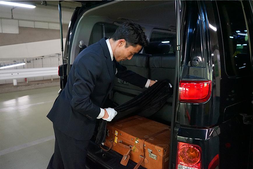荷物も丁寧に養生します。