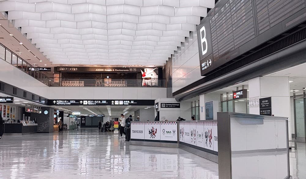 成田空港アニメデッキガンダムの様子