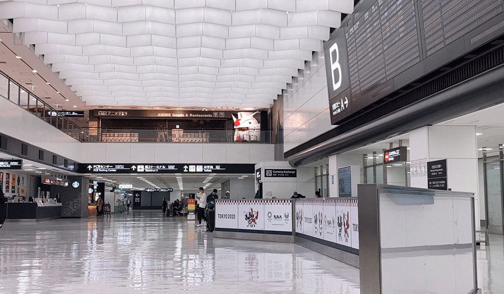 成田空港アニメデッキガンダムの様子