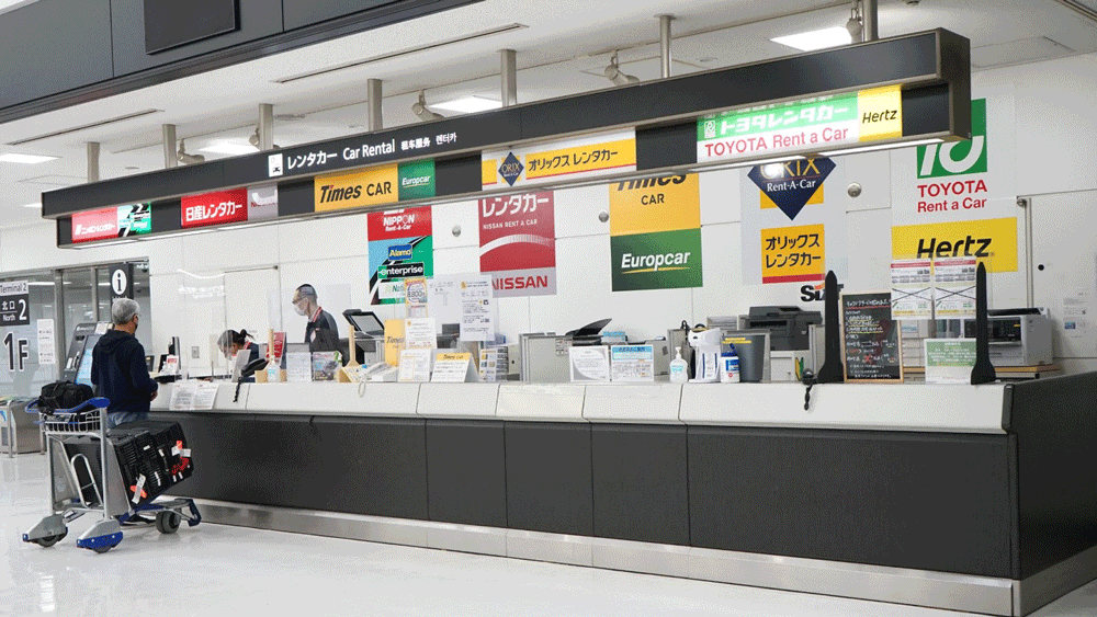 成田空港内にある大手レンタカー会社の窓口