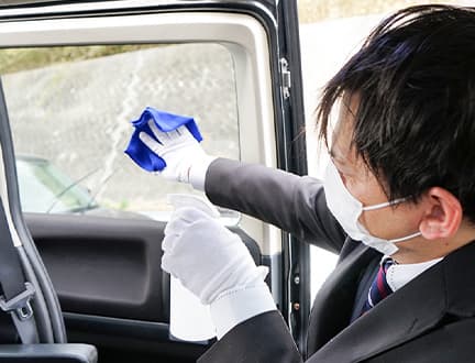 The limousine is thoroughly disinfected with alcohol after each operation.